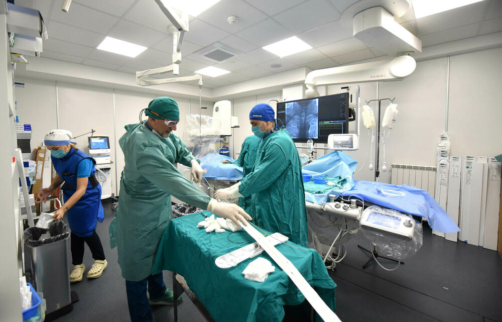 <p>Pacijentu, koji je sve vrijeme bio u budnom stanju, ugrađen stent na preko 90 odsto zakrčenom krvnom sudu koji je prijetio da izazove moždani udar s nesagledivim posljedicama</p>