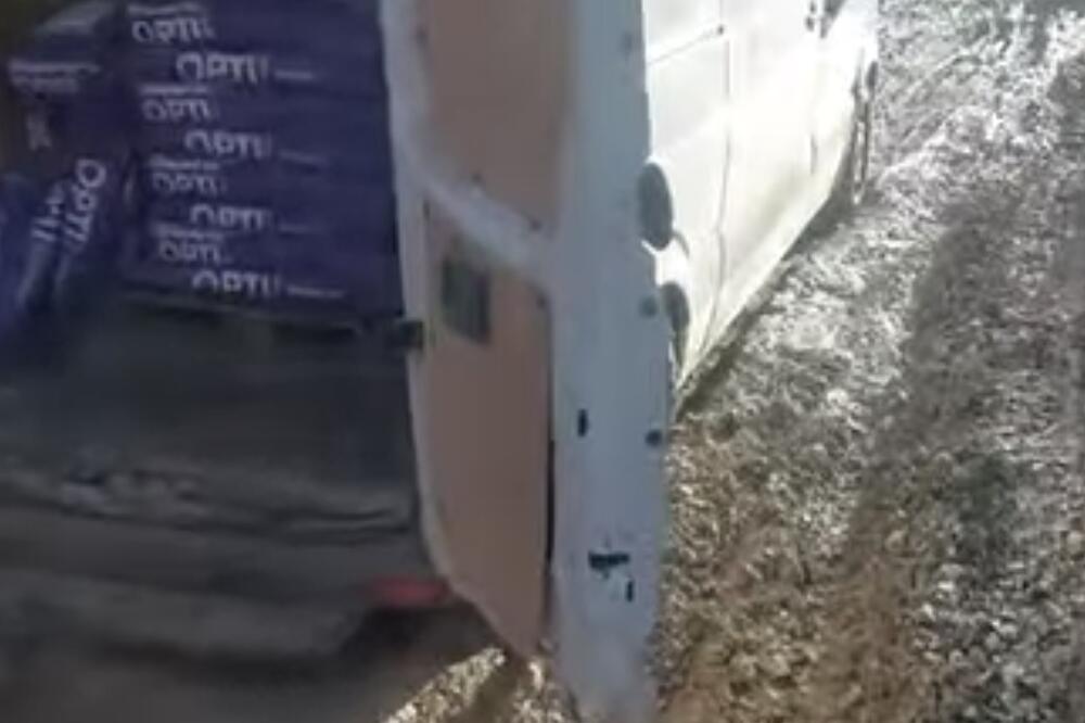 Hodžićev kombi zaglavljen u blatu, Foto: Privatna arhiva