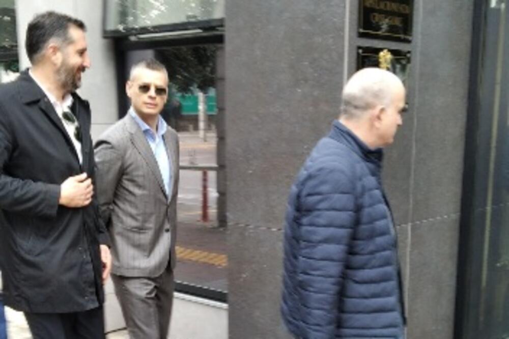 Advokat Stefan Jovanović (u sivom odijelu), jedan od branilaca Mijajlovića dolazi na ročište, Foto: Komnen Radević