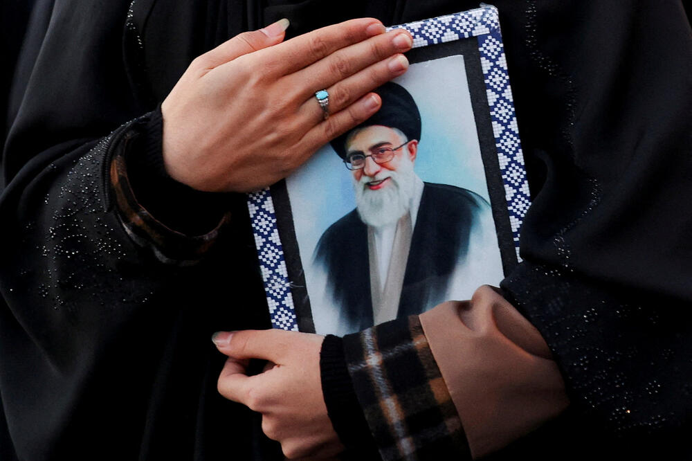 Žena drži sliku Hamneija: Detalj iz Teherana, glavnog grad Irana, Foto: Reuters