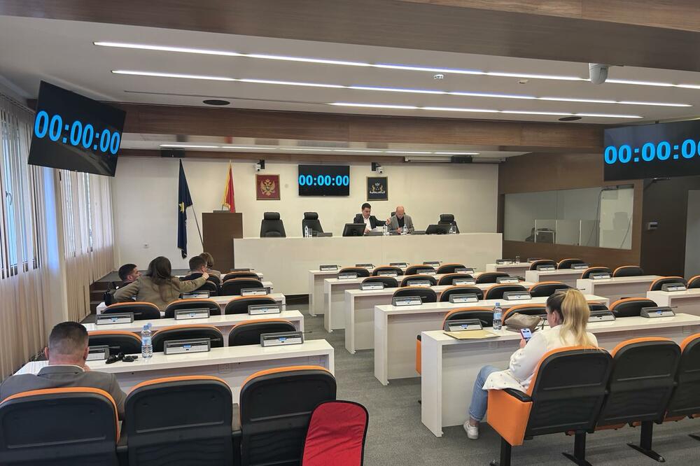 U sali je bilo samo sedam odbornika: Detalj iz SO Budva, Foto: Vuk Lajović