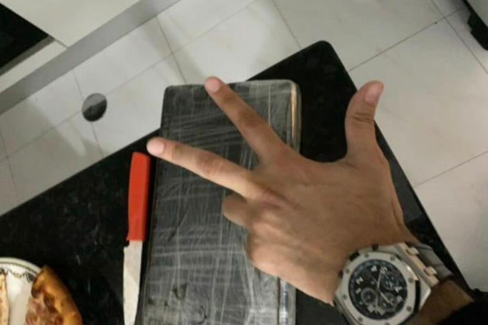 Raspakovali narandžaste torbe, fotografija sa Skaja, Foto: vijesti/Skaj