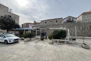 Nakon pune decenije: Počelo uklanjanje tendi uz zidine Staroga...