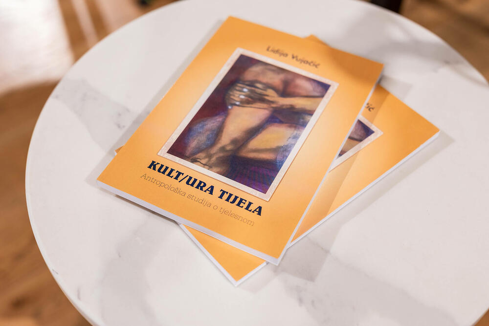 <p>Promocije knjige i izložba pod nazivom &ldquo;Kult/ura tijela&rdquo; prof. dr. Lidije Vujačić ponudili nove i zanimljive poglede na našu ličnu realnost</p>