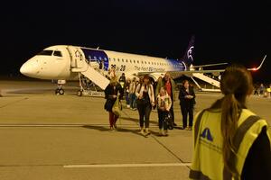 Na podgorički aerodrom sletio avion sa evakuisanim građanima