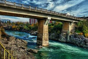 Vatrogasci spasili ženu koja je sa Vezirovog mosta skočila u Moraču