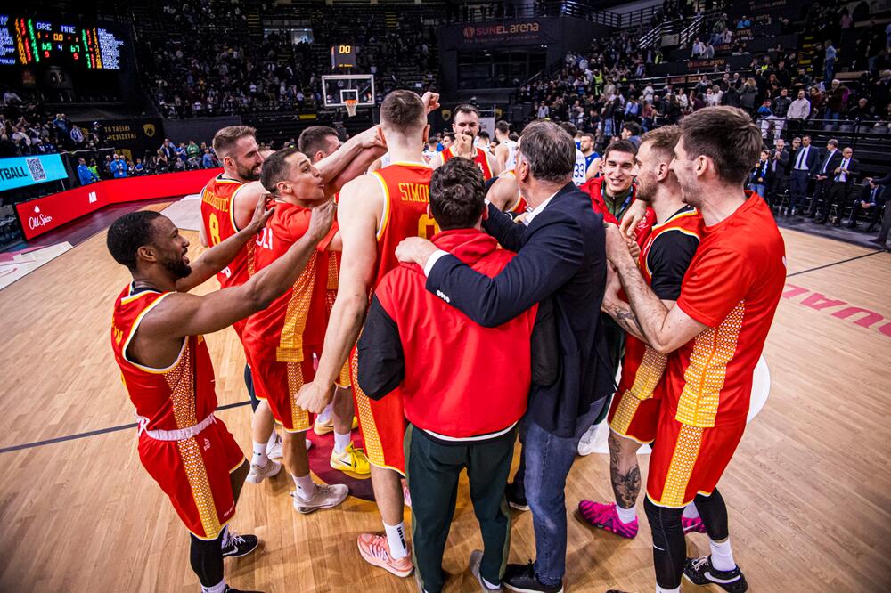Košarkaška reprezentacija Crne Gore proslavlja pobjedu u Atini, Foto: FIBA