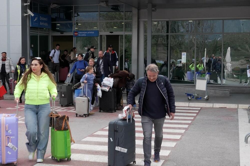 Crnogorski državljani koji su danas evakuisani iz Dubaija, Foto: Mediabiro