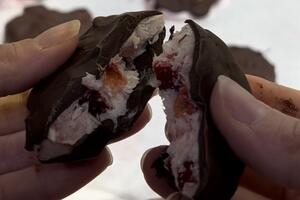 Smrznute jagode sa grčkim jogurtom i čokoladom