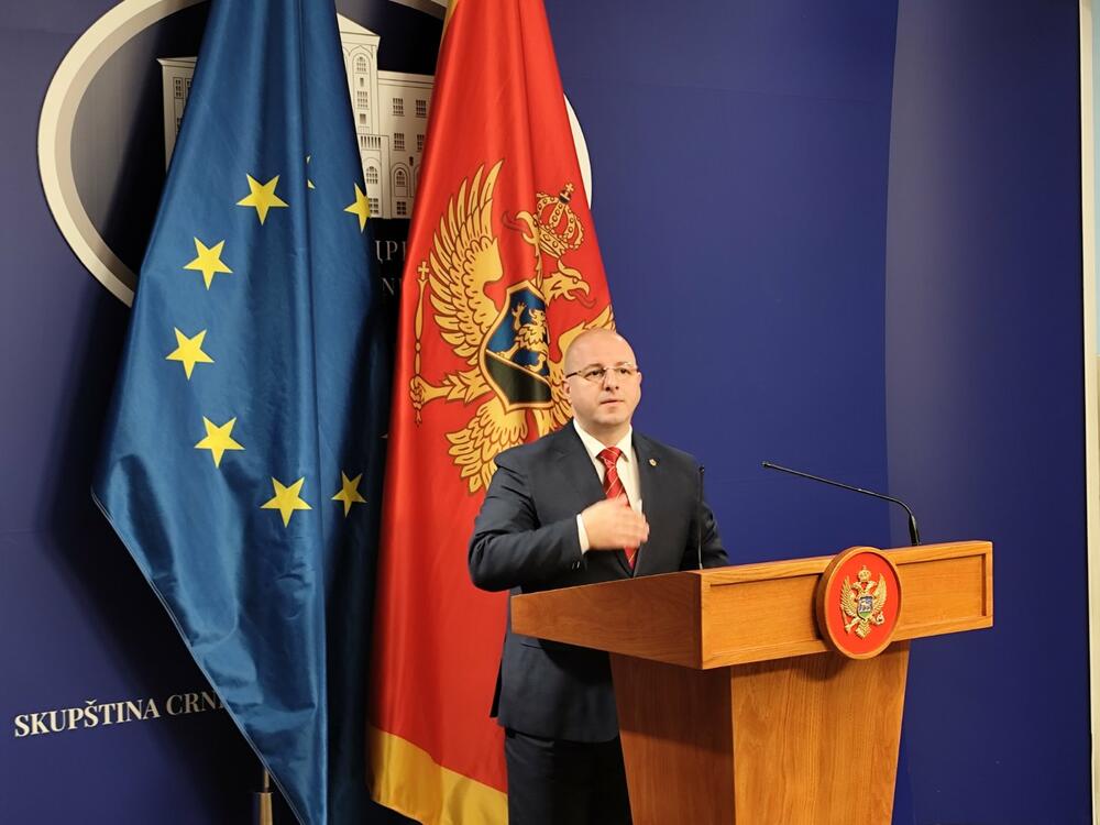 Milović: Dok građani jedva sastavljaju kraj s krajem, vlast dijeli...