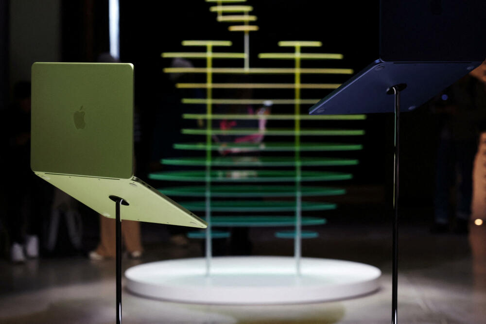 <p>Laptop niže cijene predstavlja jedan od Appleovih najagresivnijih ulazaka u PC segment posljednjih godina. Novi MacBook pokreće A18 Pro čip, isti procesor koji je debitovao u iPhone 16 Pro modelima 2024.</p>