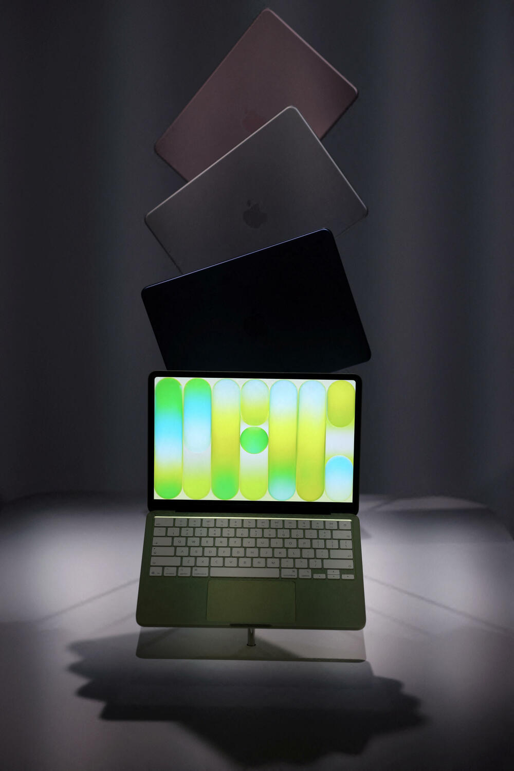 <p>Laptop niže cijene predstavlja jedan od Appleovih najagresivnijih ulazaka u PC segment posljednjih godina. Novi MacBook pokreće A18 Pro čip, isti procesor koji je debitovao u iPhone 16 Pro modelima 2024.</p>