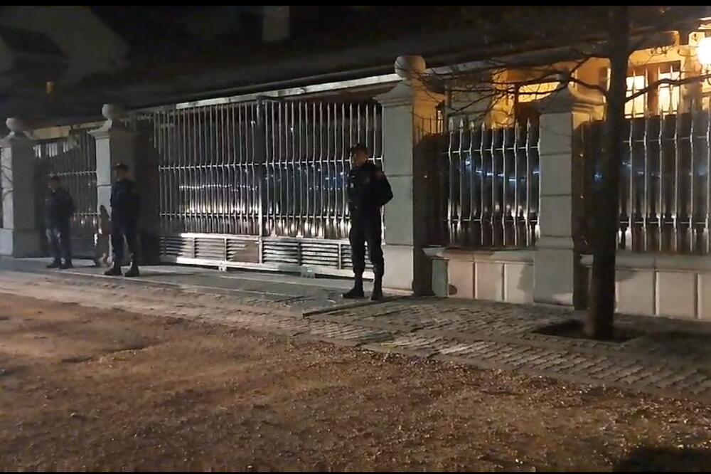 Policija obezbjeđuje kuću Đukanovića u Nikšiću tokom pretresa, Foto: RTV Nikšić