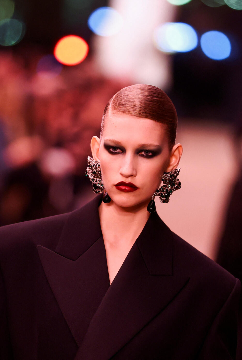 <p>Revija je otvorena nizom moćnih crnih odijela sa velikim reverima i naglašenim ramenima - što priziva ženski smoking koji je francuski dizajner Ivo Sen Loran kreirao 1966. godine, kršeći tadašnju tradiciju</p>