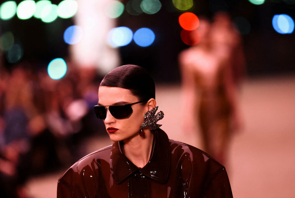 <p>Revija je otvorena nizom moćnih crnih odijela sa velikim reverima i naglašenim ramenima - što priziva ženski smoking koji je francuski dizajner Ivo Sen Loran kreirao 1966. godine, kršeći tadašnju tradiciju</p>