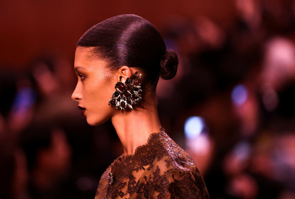 <p>Revija je otvorena nizom moćnih crnih odijela sa velikim reverima i naglašenim ramenima - što priziva ženski smoking koji je francuski dizajner Ivo Sen Loran kreirao 1966. godine, kršeći tadašnju tradiciju</p>