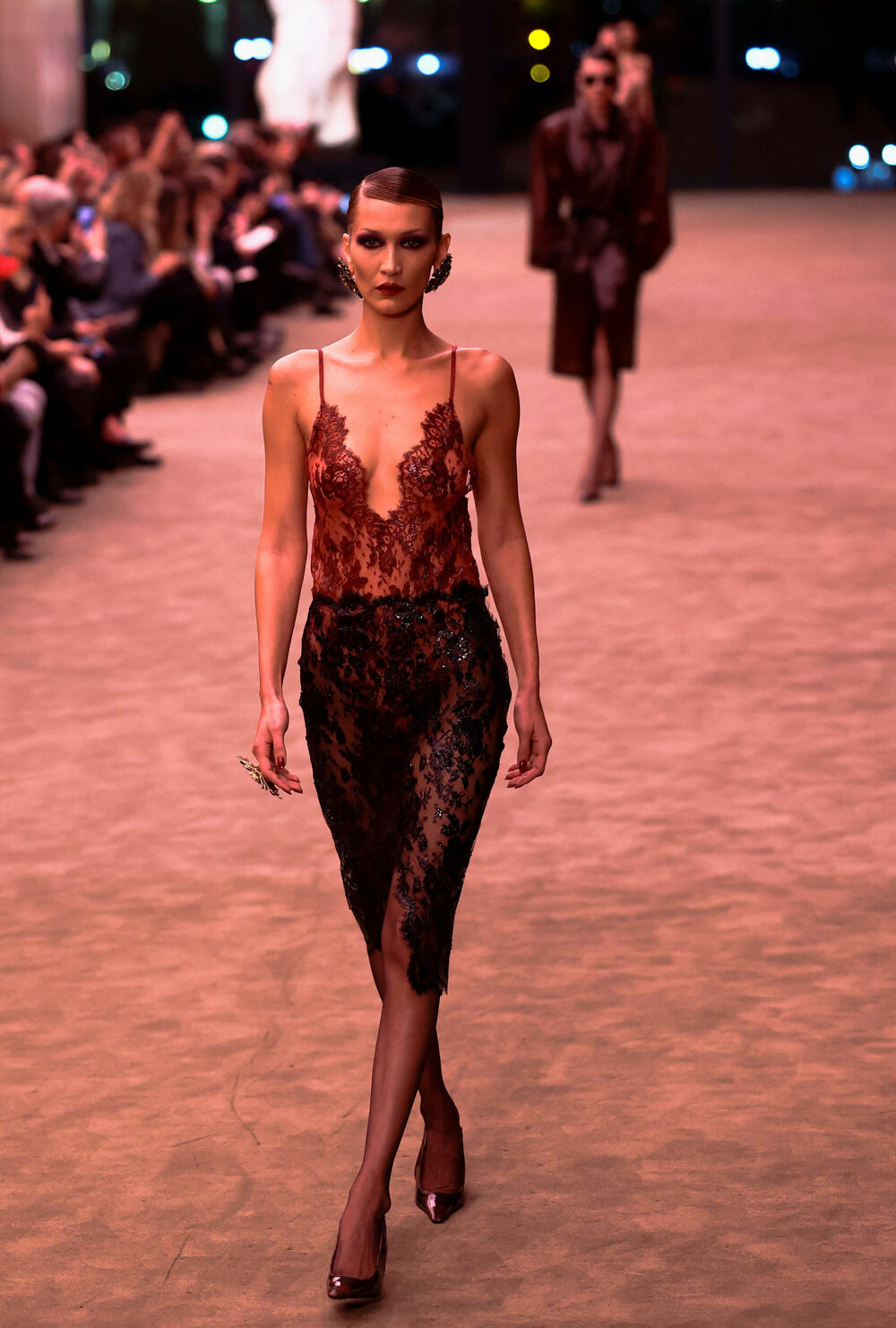 <p>Revija je otvorena nizom moćnih crnih odijela sa velikim reverima i naglašenim ramenima - što priziva ženski smoking koji je francuski dizajner Ivo Sen Loran kreirao 1966. godine, kršeći tadašnju tradiciju</p>