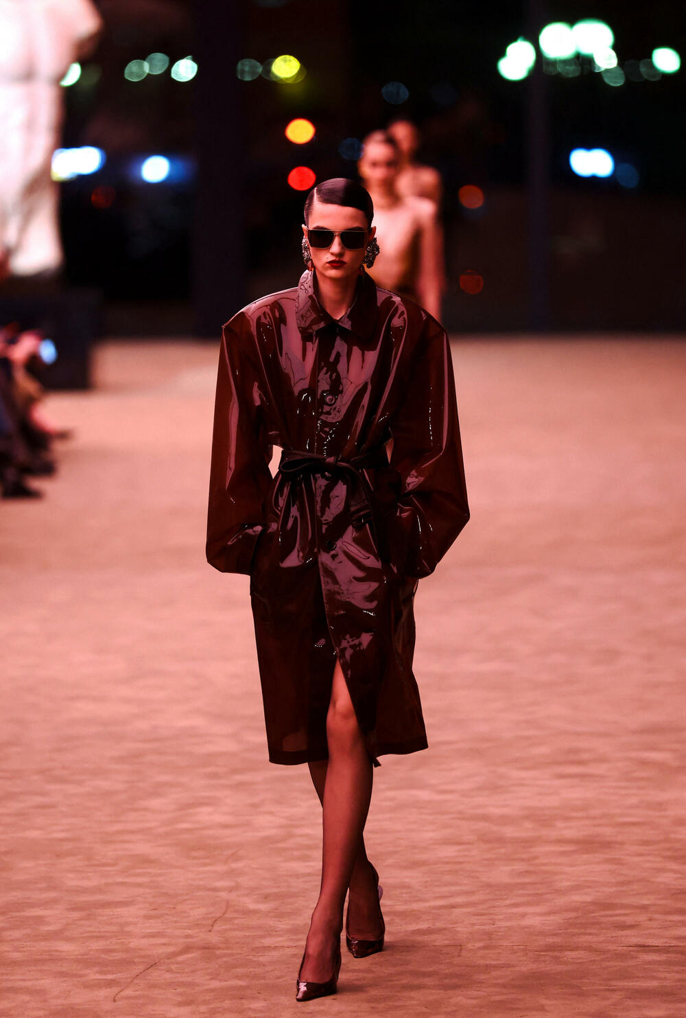 <p>Revija je otvorena nizom moćnih crnih odijela sa velikim reverima i naglašenim ramenima - što priziva ženski smoking koji je francuski dizajner Ivo Sen Loran kreirao 1966. godine, kršeći tadašnju tradiciju</p>