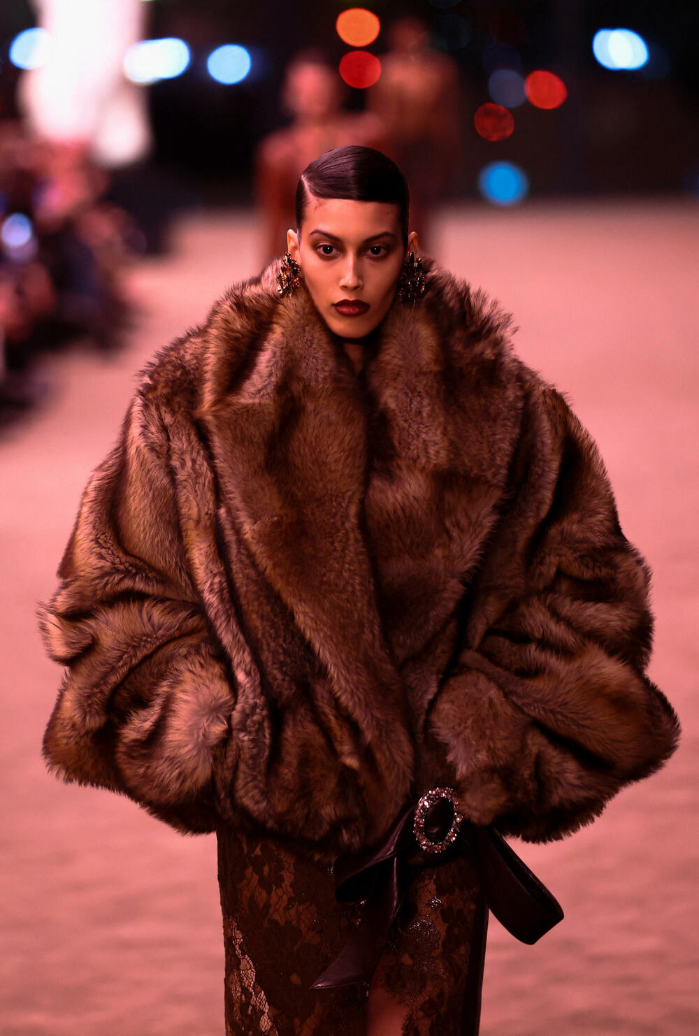 <p>Revija je otvorena nizom moćnih crnih odijela sa velikim reverima i naglašenim ramenima - što priziva ženski smoking koji je francuski dizajner Ivo Sen Loran kreirao 1966. godine, kršeći tadašnju tradiciju</p>