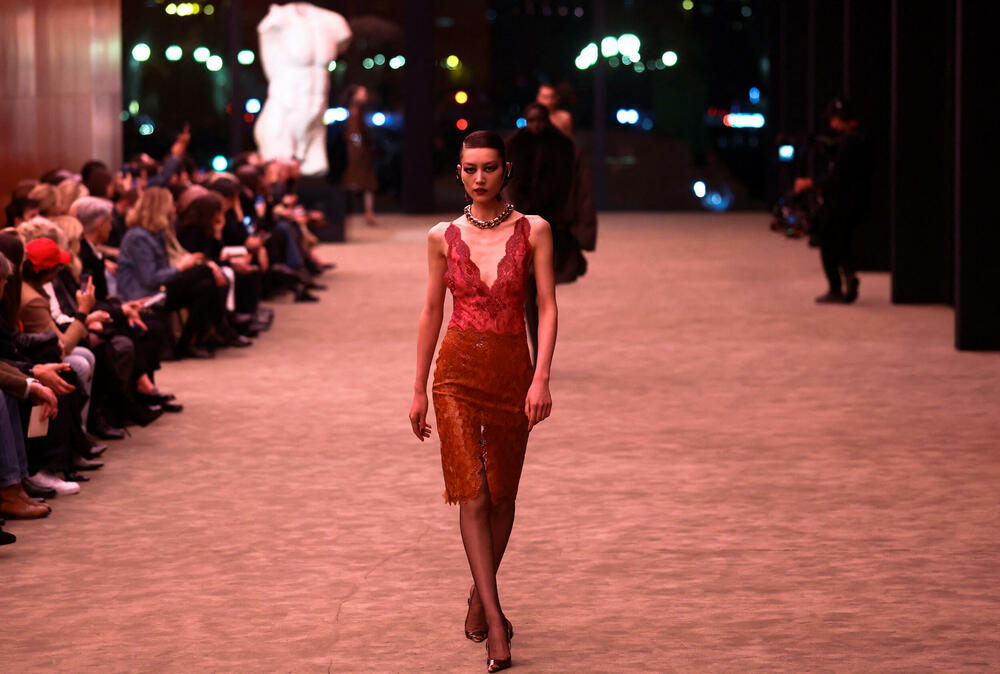 <p>Revija je otvorena nizom moćnih crnih odijela sa velikim reverima i naglašenim ramenima - što priziva ženski smoking koji je francuski dizajner Ivo Sen Loran kreirao 1966. godine, kršeći tadašnju tradiciju</p>