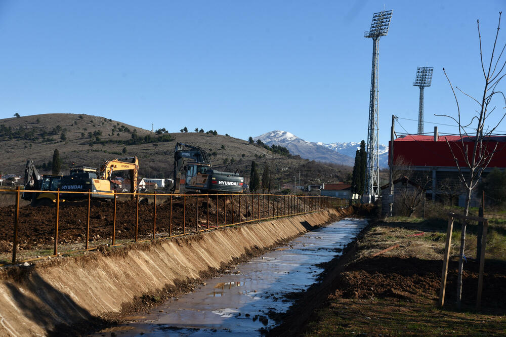 Reflektori uklonjeni iz kanala Mareze nakon poplava u januaru, Foto: BORIS PEJOVIC