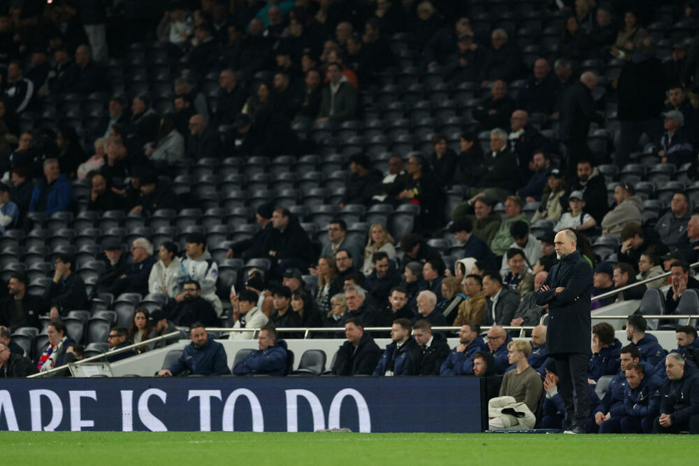 Tudor nemoćan, tribine poluprazne, Foto: Reuters