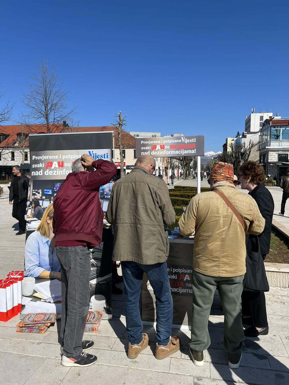 <p>"Iza svake vijesti stoje ljudi koji istražuju, pitaju, provjeravaju i preuzimaju odgovornost za ono što objave", poručeno je sa događaja na nikšićkom Trgu slobode</p>