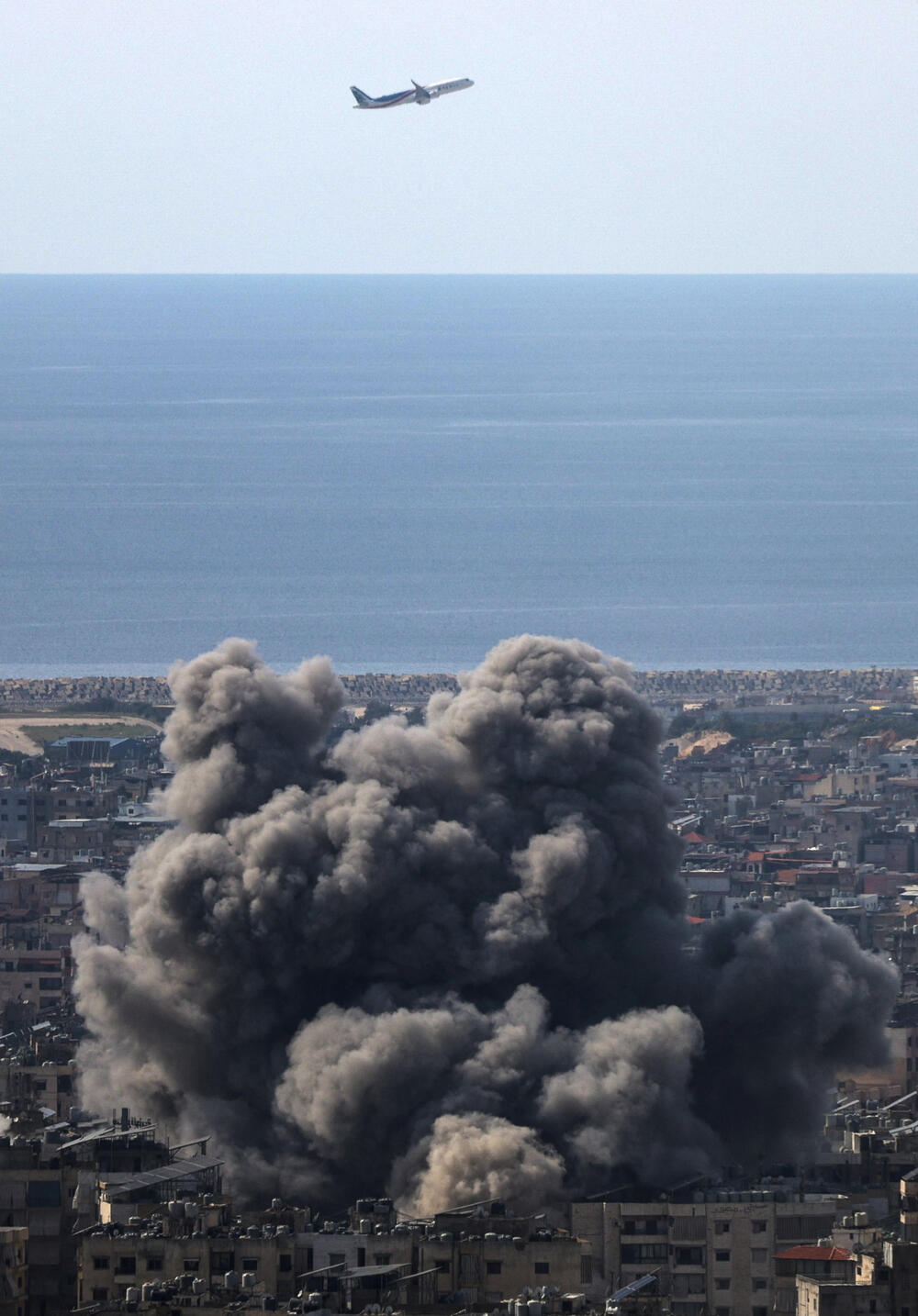 <p>Iran i Liban tokom noći pogođeni su talasom intenzivnih izraelskih napada. Iran je danas lansirao raketne i napade dronovima na Kuvajt, Katar, Saudijsku Arabiju i Bahrein. Predsjednik SAD Donald Tramp je ranije rekao da mora biti uključen u imenovanje narednog iranskog lidera</p>