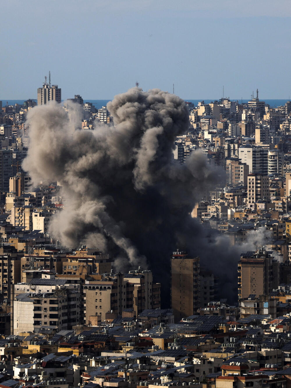 <p>Iran i Liban tokom noći pogođeni su talasom intenzivnih izraelskih napada. Iran je danas lansirao raketne i napade dronovima na Kuvajt, Katar, Saudijsku Arabiju i Bahrein. Predsjednik SAD Donald Tramp je ranije rekao da mora biti uključen u imenovanje narednog iranskog lidera</p>