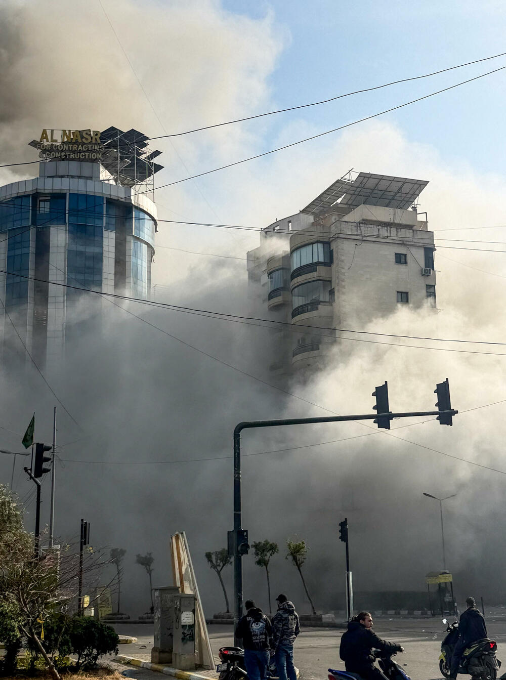 <p>Iran i Liban tokom noći pogođeni su talasom intenzivnih izraelskih napada. Iran je danas lansirao raketne i napade dronovima na Kuvajt, Katar, Saudijsku Arabiju i Bahrein. Predsjednik SAD Donald Tramp je ranije rekao da mora biti uključen u imenovanje narednog iranskog lidera</p>