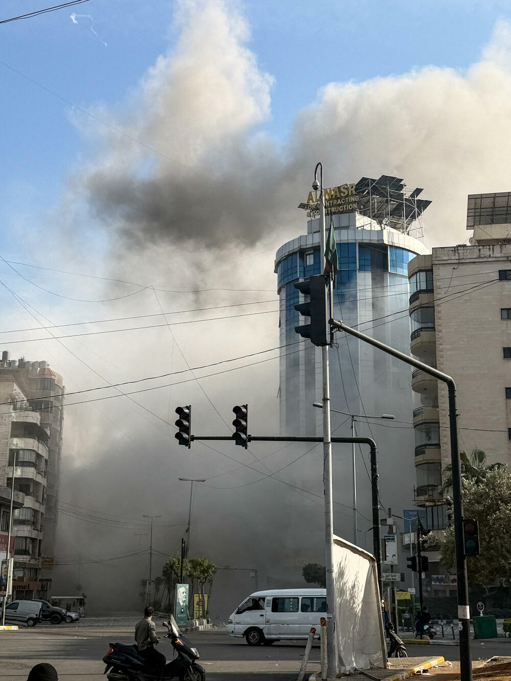 <p>Iran i Liban tokom noći pogođeni su talasom intenzivnih izraelskih napada. Iran je danas lansirao raketne i napade dronovima na Kuvajt, Katar, Saudijsku Arabiju i Bahrein. Predsjednik SAD Donald Tramp je ranije rekao da mora biti uključen u imenovanje narednog iranskog lidera</p>