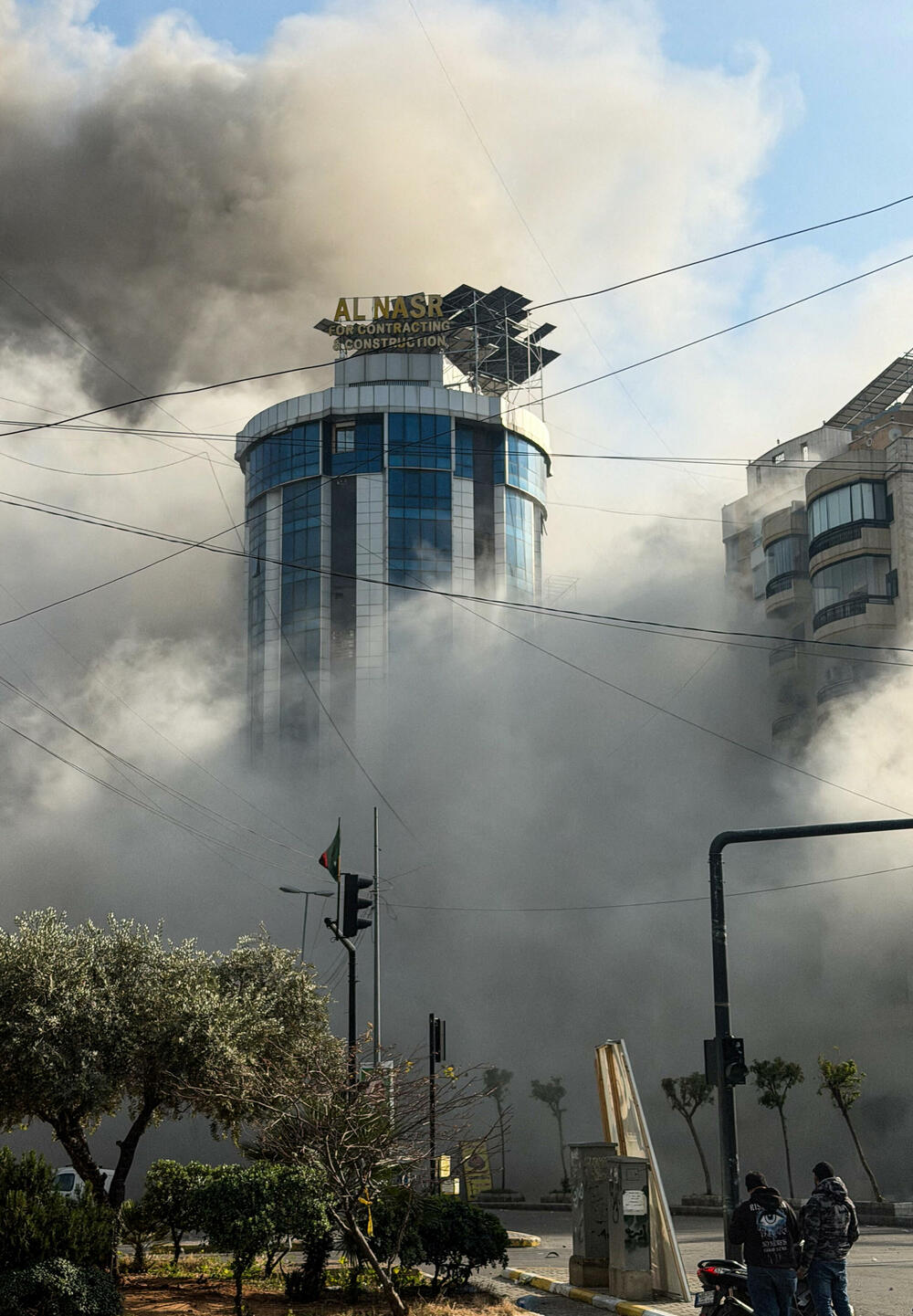 <p>Iran i Liban tokom noći pogođeni su talasom intenzivnih izraelskih napada. Iran je danas lansirao raketne i napade dronovima na Kuvajt, Katar, Saudijsku Arabiju i Bahrein. Predsjednik SAD Donald Tramp je ranije rekao da mora biti uključen u imenovanje narednog iranskog lidera</p>