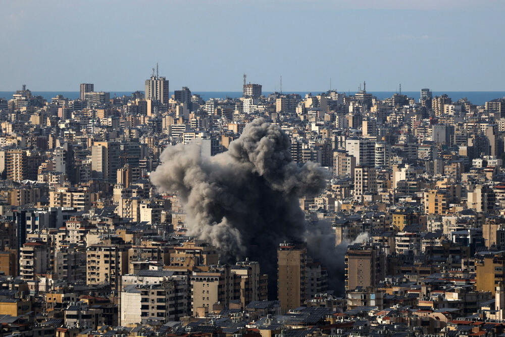 <p>Iran i Liban tokom noći pogođeni su talasom intenzivnih izraelskih napada. Iran je danas lansirao raketne i napade dronovima na Kuvajt, Katar, Saudijsku Arabiju i Bahrein. Predsjednik SAD Donald Tramp je ranije rekao da mora biti uključen u imenovanje narednog iranskog lidera</p>