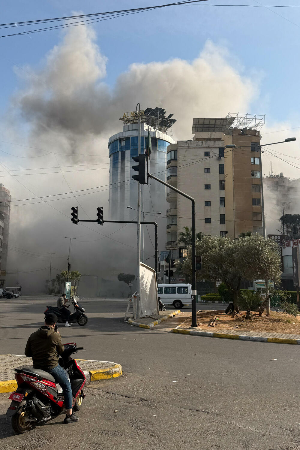 <p>Iran i Liban tokom noći pogođeni su talasom intenzivnih izraelskih napada. Iran je danas lansirao raketne i napade dronovima na Kuvajt, Katar, Saudijsku Arabiju i Bahrein. Predsjednik SAD Donald Tramp je ranije rekao da mora biti uključen u imenovanje narednog iranskog lidera</p>