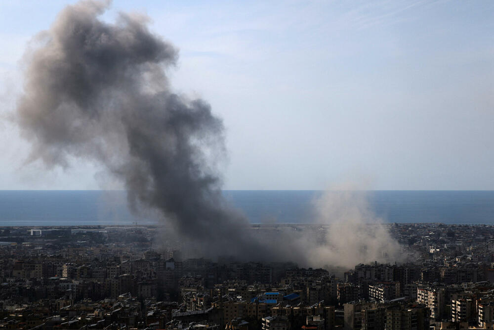 <p>Iran i Liban tokom noći pogođeni su talasom intenzivnih izraelskih napada. Iran je danas lansirao raketne i napade dronovima na Kuvajt, Katar, Saudijsku Arabiju i Bahrein. Predsjednik SAD Donald Tramp je ranije rekao da mora biti uključen u imenovanje narednog iranskog lidera</p>