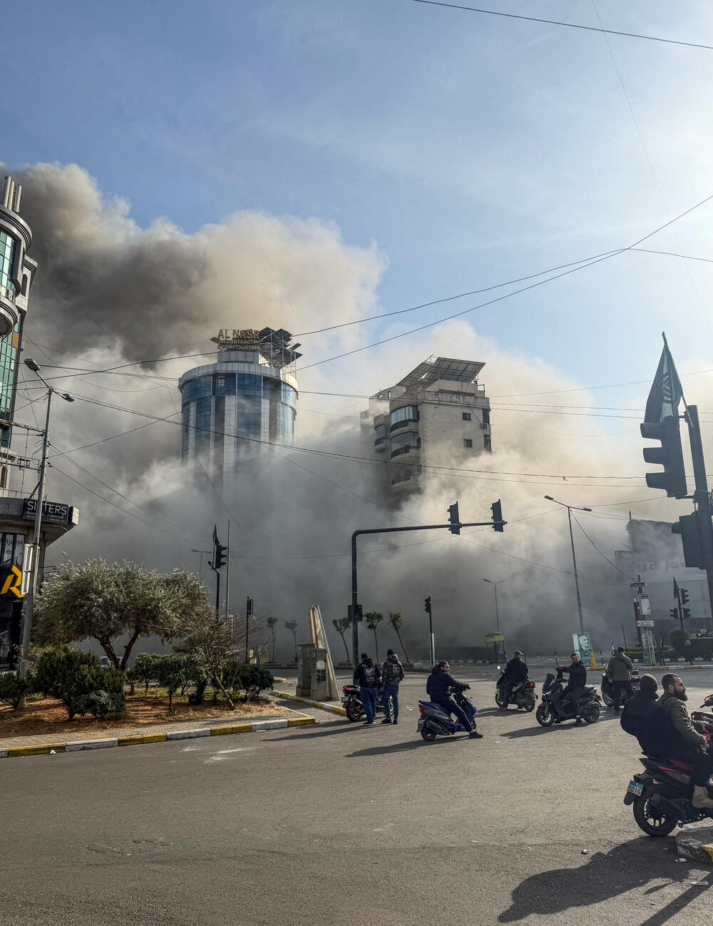 <p>Iran i Liban tokom noći pogođeni su talasom intenzivnih izraelskih napada. Iran je danas lansirao raketne i napade dronovima na Kuvajt, Katar, Saudijsku Arabiju i Bahrein. Predsjednik SAD Donald Tramp je ranije rekao da mora biti uključen u imenovanje narednog iranskog lidera</p>