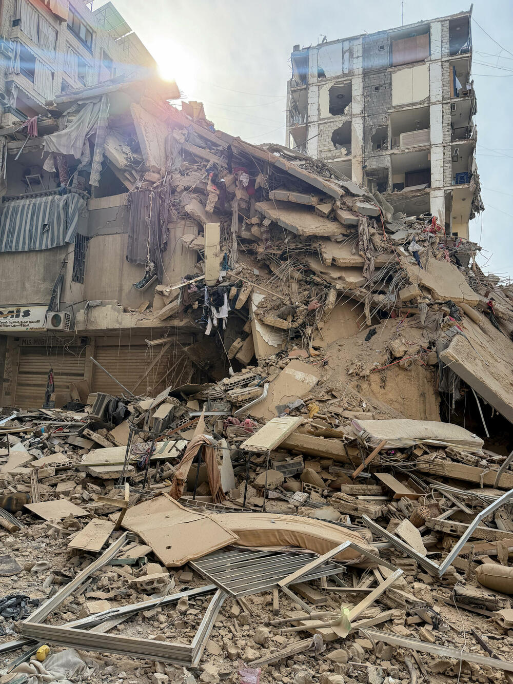 <p>Iran i Liban tokom noći pogođeni su talasom intenzivnih izraelskih napada. Iran je danas lansirao raketne i napade dronovima na Kuvajt, Katar, Saudijsku Arabiju i Bahrein. Predsjednik SAD Donald Tramp je ranije rekao da mora biti uključen u imenovanje narednog iranskog lidera</p>