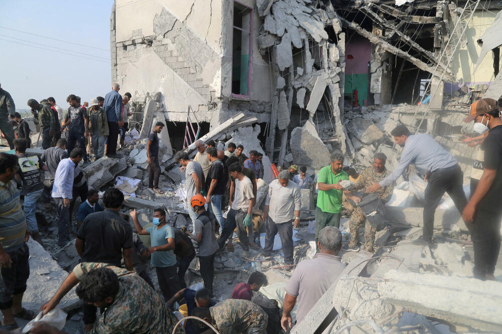 Ljudi i spasilačke ekipe rade na mjestu nakon prijavljenog napada na školu u Minabu, Iran, 28. februara 2026., Foto: Reuters