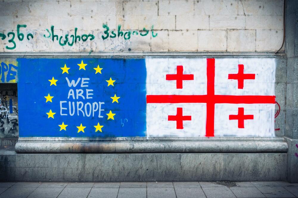 Zastave EU i Gruzije na zidu uu natpis "Mi smo Evropa: Detalj iz Tbilisija, glavnog grada Gruzije, 16. maj 2024. godine, Foto: Reuters