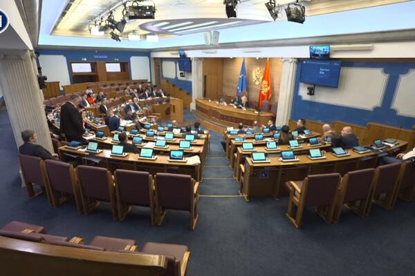 В прямом эфире они просят директора UP сообщить, у каких депутатов есть контакты...