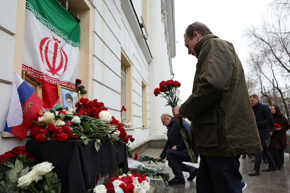 Ljudi polažu cvijeće ispred iranske ambasade u Moskvi nakon udara SAD i Izraela na Iran i ubistva Alija Hameneija., Foto: REUTERS
