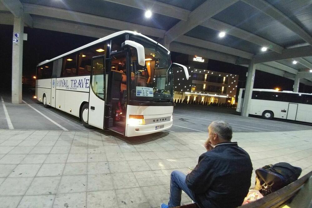 Sa autobuske stanice u Tivtu