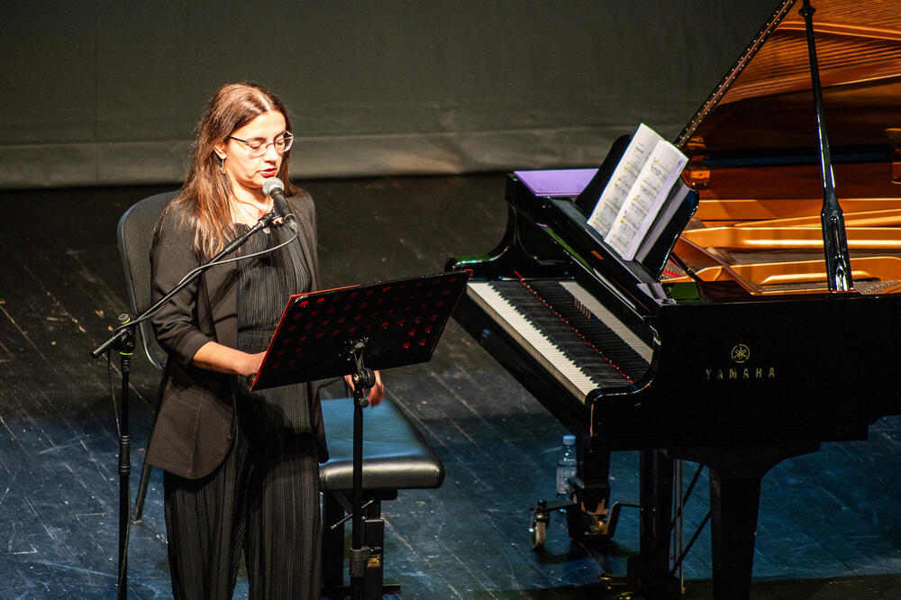 Marina Popadić govori svoju poeziju