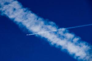 Koliko su opasni bijeli tragovi iza aviona?