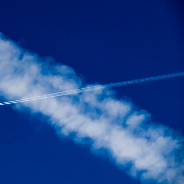 Koliko su opasni bijeli tragovi iza aviona?