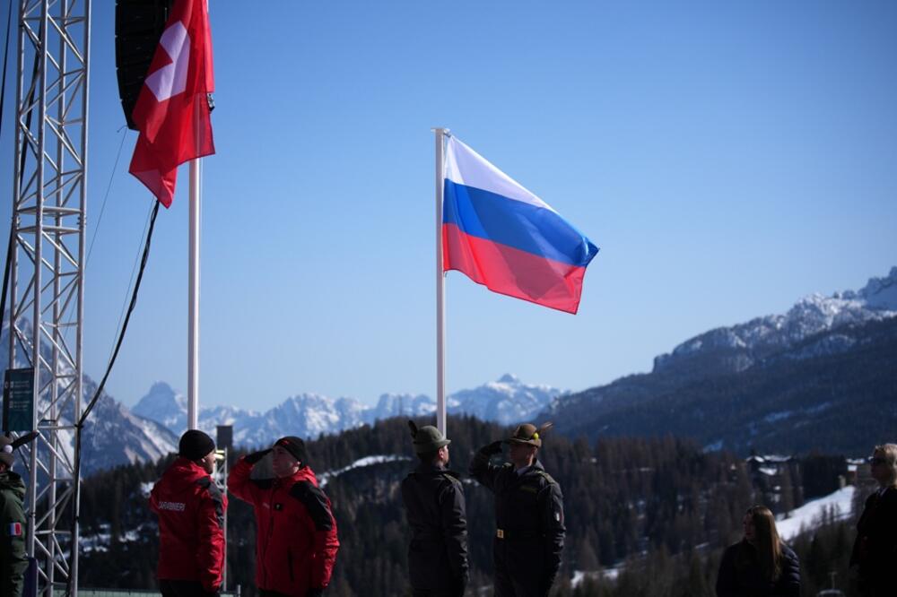 Ruska zastava podignuta na pobjedničkom postolju, Foto: Beta/AP