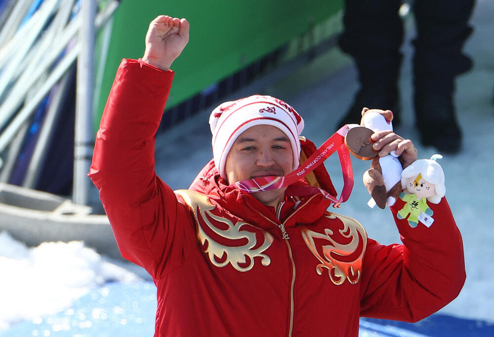 <p>Skijašica Varvara Vorončihina (24) i skijaš Aleksej Bugajev (29) osvojili su bronzane medalje u spustu</p>  <p>Oboje su odbili da odgovore na pitanja o Rusiji i ratu u Ukrajini</p>