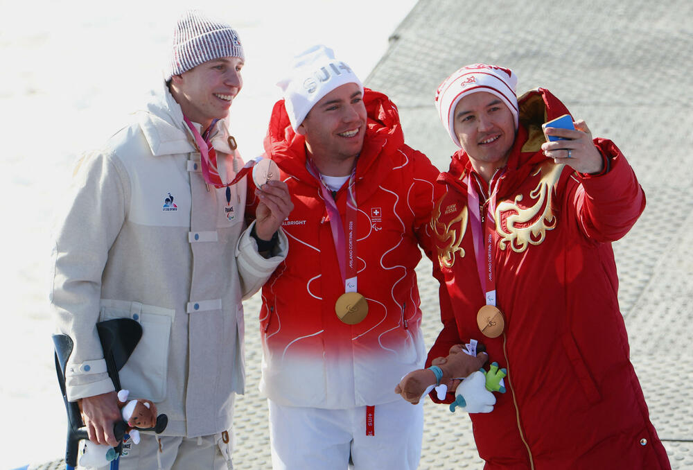 <p>Skijašica Varvara Vorončihina (24) i skijaš Aleksej Bugajev (29) osvojili su bronzane medalje u spustu</p>  <p>Oboje su odbili da odgovore na pitanja o Rusiji i ratu u Ukrajini</p>