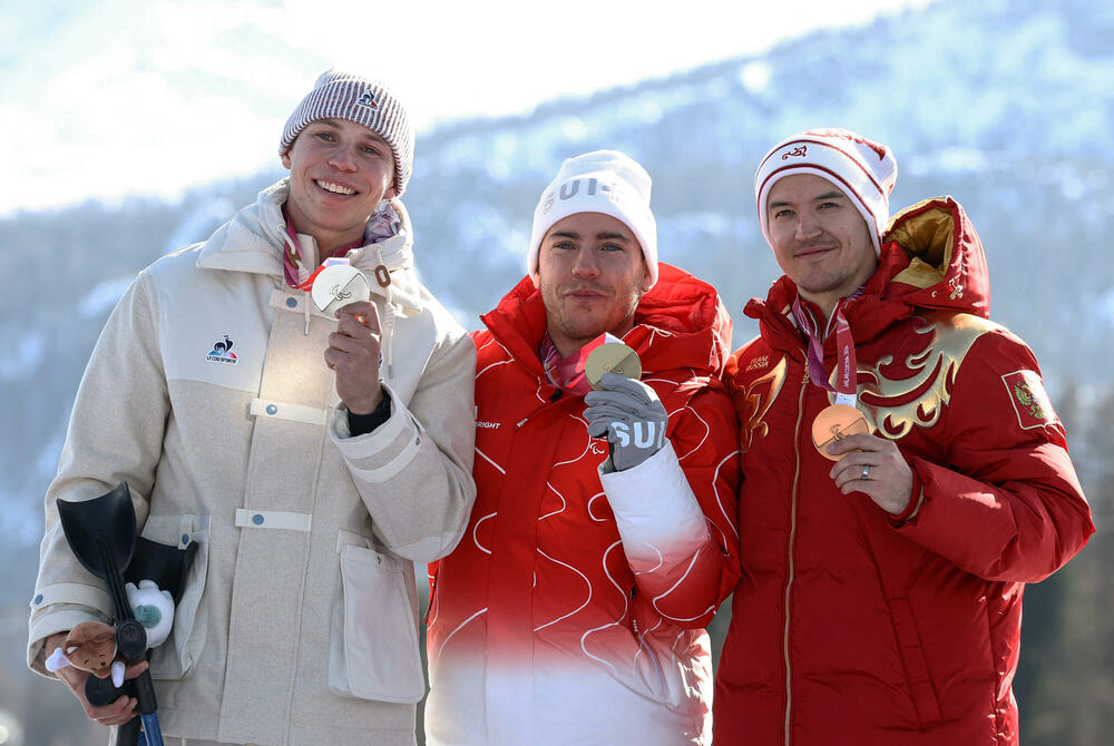 <p>Skijašica Varvara Vorončihina (24) i skijaš Aleksej Bugajev (29) osvojili su bronzane medalje u spustu</p>  <p>Oboje su odbili da odgovore na pitanja o Rusiji i ratu u Ukrajini</p>