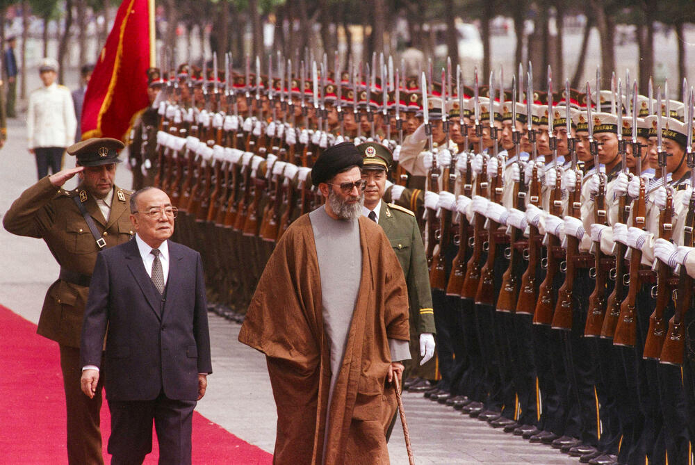 Hamenei vrši smotru počasne garde ispred Velike dvorane naroda tokom posjete Pekingu, Kina, 9. maj 1989.